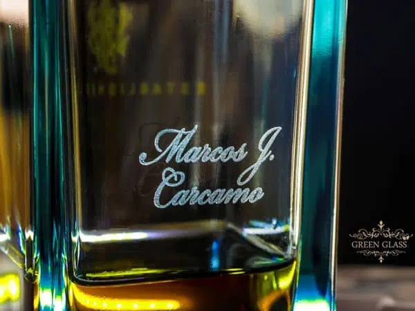 Vaso de whisky Johnnie Walker Blue Label personalizado con grabado a mano.