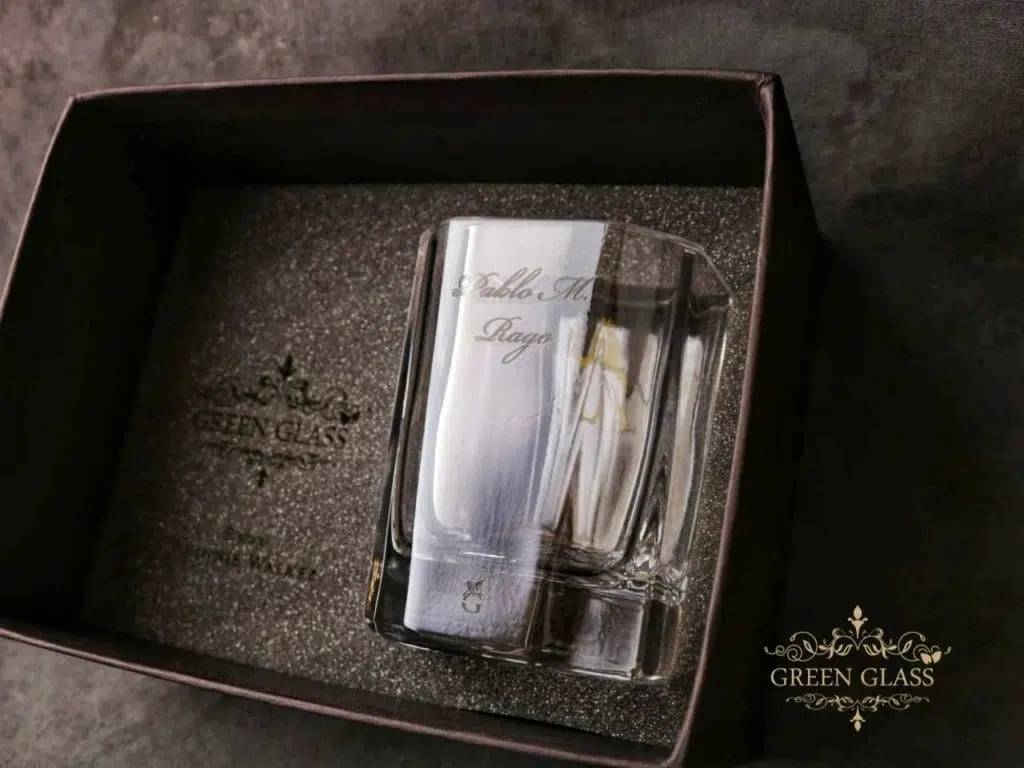 Vaso de Whisky Johnnie Walker ULTIMATE en su packaging premium de regalo.