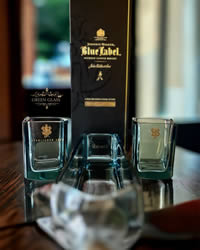 Vasos de whisky con botellas de vidrio